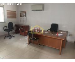 Local de esquina, con 240 m2 distribuidos en 2 plantas; en la primera planta