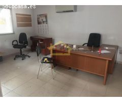 Local de esquina, con 240 m2 distribuidos en 2 plantas; en la primera planta