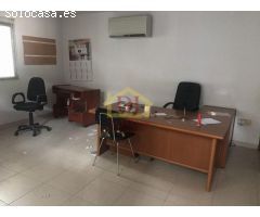 Local de esquina, con 240 m2 distribuidos en 2 plantas; en la primera planta