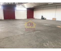 Local de esquina, con 240 m2 distribuidos en 2 plantas; en la primera planta