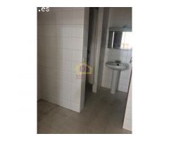 Local de esquina, con 240 m2 distribuidos en 2 plantas; en la primera planta