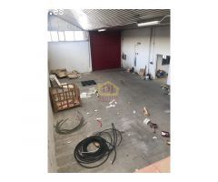 Local de esquina, con 240 m2 distribuidos en 2 plantas; en la primera planta