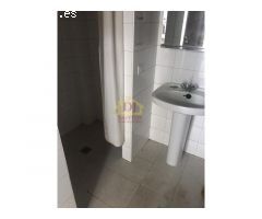 Local de esquina, con 240 m2 distribuidos en 2 plantas; en la primera planta