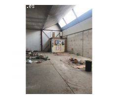 Local de esquina, con 240 m2 distribuidos en 2 plantas; en la primera planta