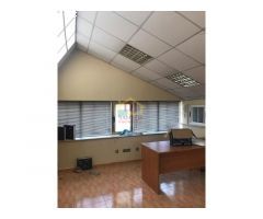 Local de esquina, con 240 m2 distribuidos en 2 plantas; en la primera planta