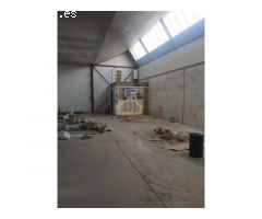 Local de esquina, con 240 m2 distribuidos en 2 plantas; en la primera planta
