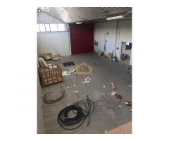 Local de esquina, con 240 m2 distribuidos en 2 plantas; en la primera planta