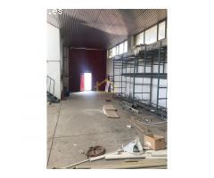 Local de esquina, con 240 m2 distribuidos en 2 plantas; en la primera planta