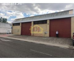 Local de esquina, con 240 m2 distribuidos en 2 plantas; en la primera planta