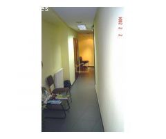 Local de esquina, con 240 m2 distribuidos en 2 plantas; en la primera planta