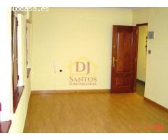 Local de esquina, con 240 m2 distribuidos en 2 plantas; en la primera planta