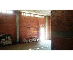 Local de esquina, con 240 m2 distribuidos en 2 plantas; en la primera planta