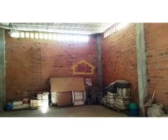Local de esquina, con 240 m2 distribuidos en 2 plantas; en la primera planta
