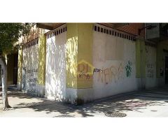 Local de esquina, con 240 m2 distribuidos en 2 plantas; en la primera planta