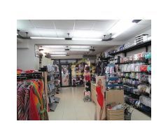 Local de esquina, con 240 m2 distribuidos en 2 plantas; en la primera planta