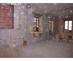 Local en zona centro con una superficie útil de 400m2. 190m2 de local en bruto