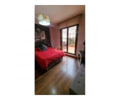 Amplio apartamento con Terraza, salón doble con balcón exterior. Y trastero.