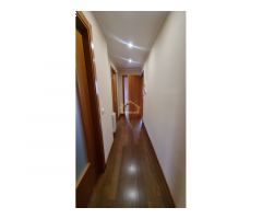 Amplio apartamento con Terraza, salón doble con balcón exterior. Y trastero.