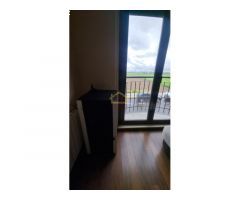 Amplio apartamento con Terraza, salón doble con balcón exterior. Y trastero.