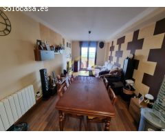 Amplio apartamento con Terraza, salón doble con balcón exterior. Y trastero.