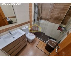 Amplio apartamento con Terraza, salón doble con balcón exterior. Y trastero.