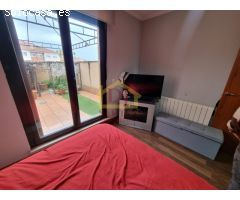 Amplio apartamento con Terraza, salón doble con balcón exterior. Y trastero.