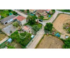 TERRENO PLANO CON CASITA PARA REFORMAR
