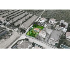 TERRENO PLANO CON CASITA PARA REFORMAR