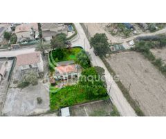 TERRENO PLANO CON CASITA PARA REFORMAR