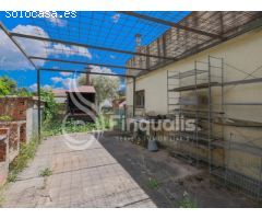 TERRENO PLANO CON CASITA PARA REFORMAR