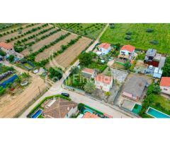 TERRENO PLANO CON CASITA PARA REFORMAR