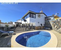 Villa Exótica: Un Refugio Moderno con Vistas Sublimes en Nerja