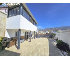 Villa Exótica: Un Refugio Moderno con Vistas Sublimes en Nerja