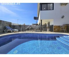 Villa Exótica: Un Refugio Moderno con Vistas Sublimes en Nerja