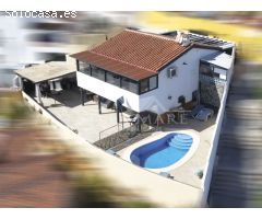 Villa Exótica: Un Refugio Moderno con Vistas Sublimes en Nerja