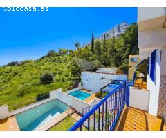Adosado Exclusivo con Encanto Andaluz y Piscina Privada, a Solo 400 m del Mar