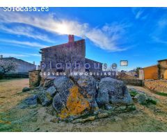 Masia tradicional de piedra con gran parcela