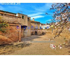 Masia tradicional de piedra con gran parcela
