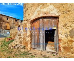 Masia tradicional de piedra con gran parcela