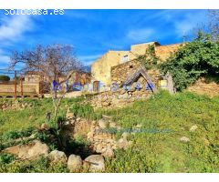 Masia tradicional de piedra con gran parcela