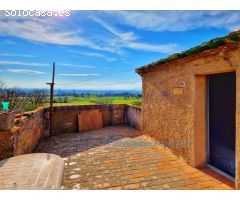 Masia tradicional de piedra con gran parcela