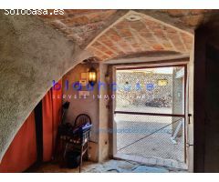 Masia tradicional de piedra con gran parcela