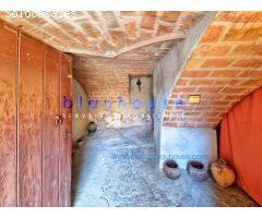 Masia tradicional de piedra con gran parcela