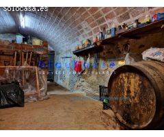 Masia tradicional de piedra con gran parcela