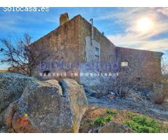 Masia tradicional de piedra con gran parcela