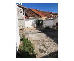 VENTA DE CASA DE PUEBLO y COCHERA EN LA ZONA CENTRO DEL CASAR 19170