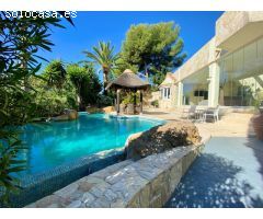 Villa de lujo con vistas panorámicas al mar en Elviria