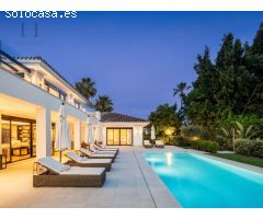 Lujosa villa en Nueva Andalucía con vistas en primera línea de golf