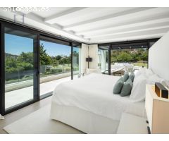 Lujosa villa en Nueva Andalucía con vistas en primera línea de golf