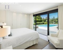Lujosa villa en Nueva Andalucía con vistas en primera línea de golf